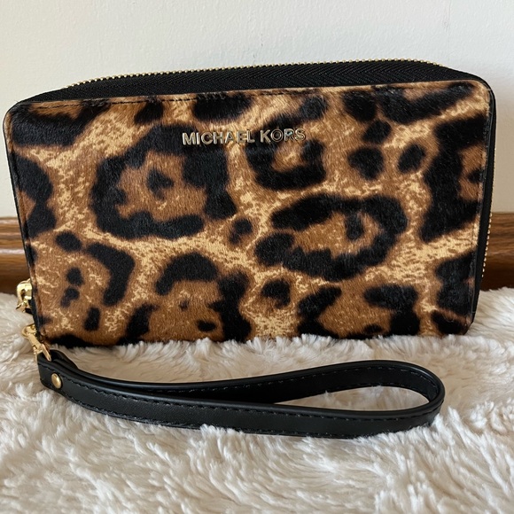 Michael Kors Leopard print calf hair Zip around Wristlet NWOT - Picture 1 of 8